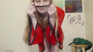 Озорная блондиночка Khalipso вертит сочной попкой