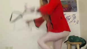 Озорная блондиночка Khalipso вертит сочной попкой