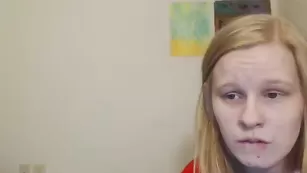 Озорная блондиночка Khalipso вертит сочной попкой