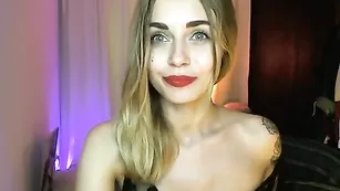 Татуированная стерва Sonya общается во фри