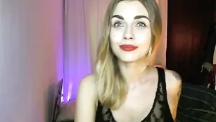 Татуированная стерва Sonya общается во фри