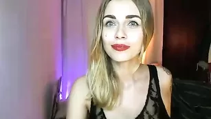 Татуированная стерва Sonya общается во фри