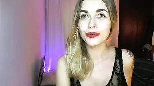 Татуированная стерва Sonya общается во фри