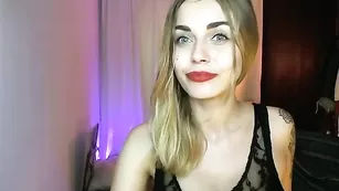 Татуированная стерва Sonya общается во фри