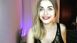 Татуированная стерва Sonya общается во фри