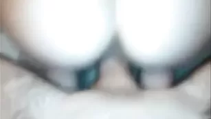 Жена с большой попой трахается в пизду стоя раком