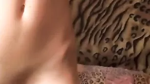 Шикарная дама Kapriska нежно трахает пизду