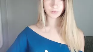 Малая сучка Anik201 ласкает натуральные сиськи