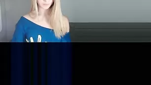 Малая сучка Anik201 ласкает натуральные сиськи