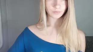 Малая сучка Anik201 ласкает натуральные сиськи