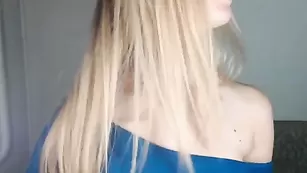 Малая сучка Anik201 ласкает натуральные сиськи