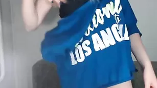 Малая сучка Anik201 ласкает натуральные сиськи