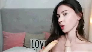 Жгучая брюнеточка занимается анальной дрочкой