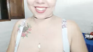 Татуированная курва sophininja ласкает большие сиськи