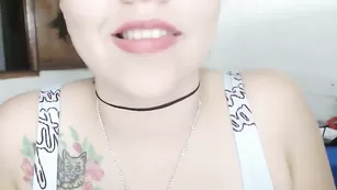 Татуированная курва sophininja ласкает большие сиськи