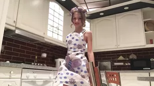 Красивая модель Fressia смачно дрочит попку