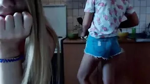 Милые подружки MilyeDevushk развлекаются на кухне