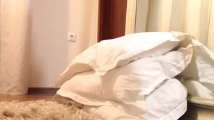 Сочная куколка caylin трахает бритые дырочки