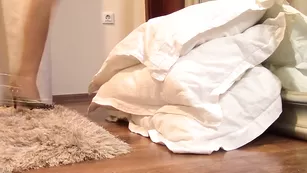 Сочная куколка caylin трахает бритые дырочки