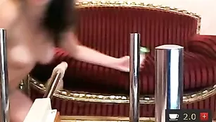 Похотливая кобыла TayaVIP трахает очко секс машиной