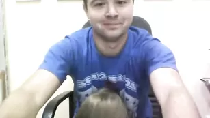 Красивая девка prosto_kisa отсасывает хуй и ебется на работе