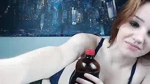 Рыженькая шлендра Aariela наминает большие сиськи