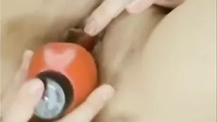 Деваха lilisenok имеет себя игрушкой