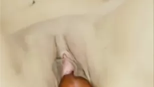 Деваха lilisenok имеет себя игрушкой