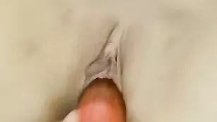 Малышка lilisenok в привате с игрушкой