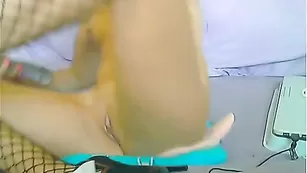 Одинокая малышка leylax5 трахает две дырки сразу