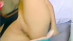 Светловолосая шлюшка LeylaX5 сует пальчик в очко