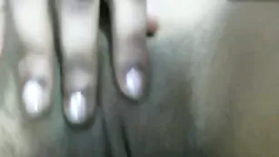 Экзотичная соска misskapryzz ласкает бритую писечку