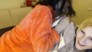 Блаженная самка titsbaby танцует стриптиз