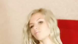 Сексапильная детка hustlerstar мастурбирует писечку