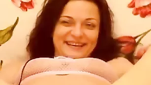 Рыжая шалава sandykiss мастурбирует бритую пизду