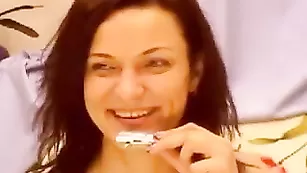 Рыжая шалава sandykiss мастурбирует бритую пизду
