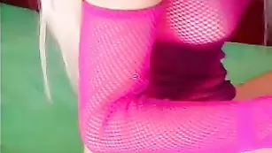 Шикарная крошка Leritta дрочит дырочки пальчиками