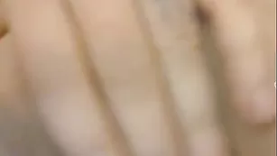 Удивительная сучка lipscools трахает киску пальчиком