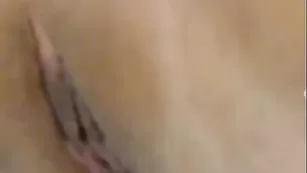 Удивительная сучка lipscools трахает киску пальчиком