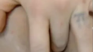 Удивительная сучка lipscools трахает киску пальчиком