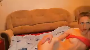 Худенькая малышка Adelina18 ласкает бритую киску