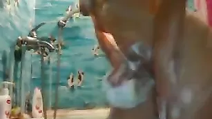 Восхитительная SANDYkiss принимает ванную