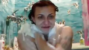 Восхитительная SANDYkiss принимает ванную