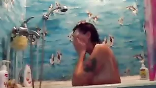 Восхитительная SANDYkiss принимает ванную