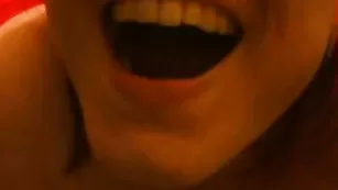 Жаркая самка sexykiska трахнулась страпоном