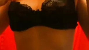 Жаркая самка sexykiska трахнулась страпоном