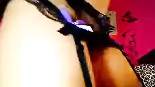 Белобрысая самка SiNDiana трахает бритую пизду