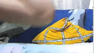 Шикарная бабенка theemerald теребит волосатую пизду