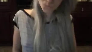 Яркая бестия lina333 ласкает красивые сиськи