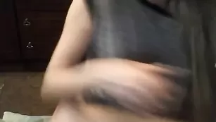 Яркая бестия lina333 ласкает красивые сиськи